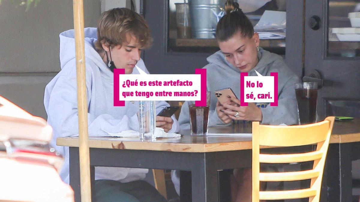 Justin Y Hailey Bieber comprueban sus móviles