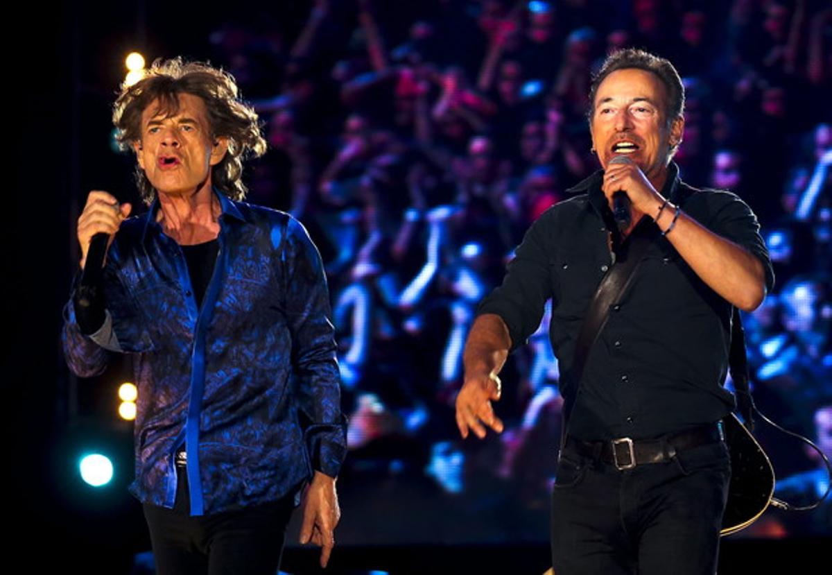 Mick Jagger i Bruce Springsteen, en plena interpretació de ’Tumblind Dice’, dijous a Lisboa.