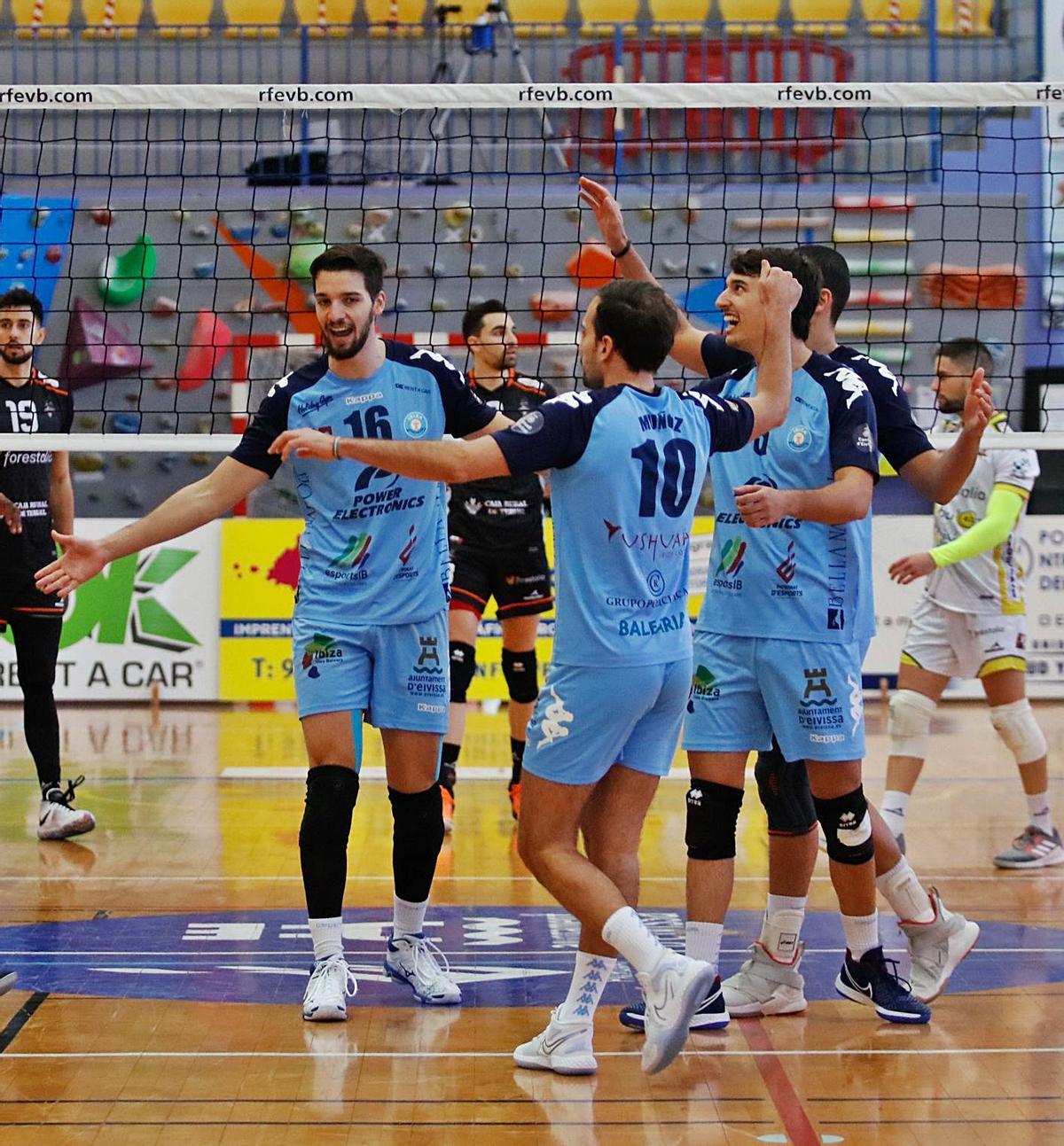 Los jugadores de la UD Ibiza-Ushuaïa celebran un punto en su duelo liguero contra el CV Teruel. | JUAN A. RIERA
