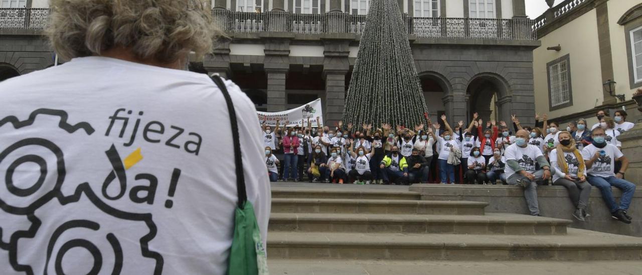 Concentración de laborales e interinos en Santa Ana, durante el pleno municipal, para reclamar la fijeza. | | JUAN CASTRO