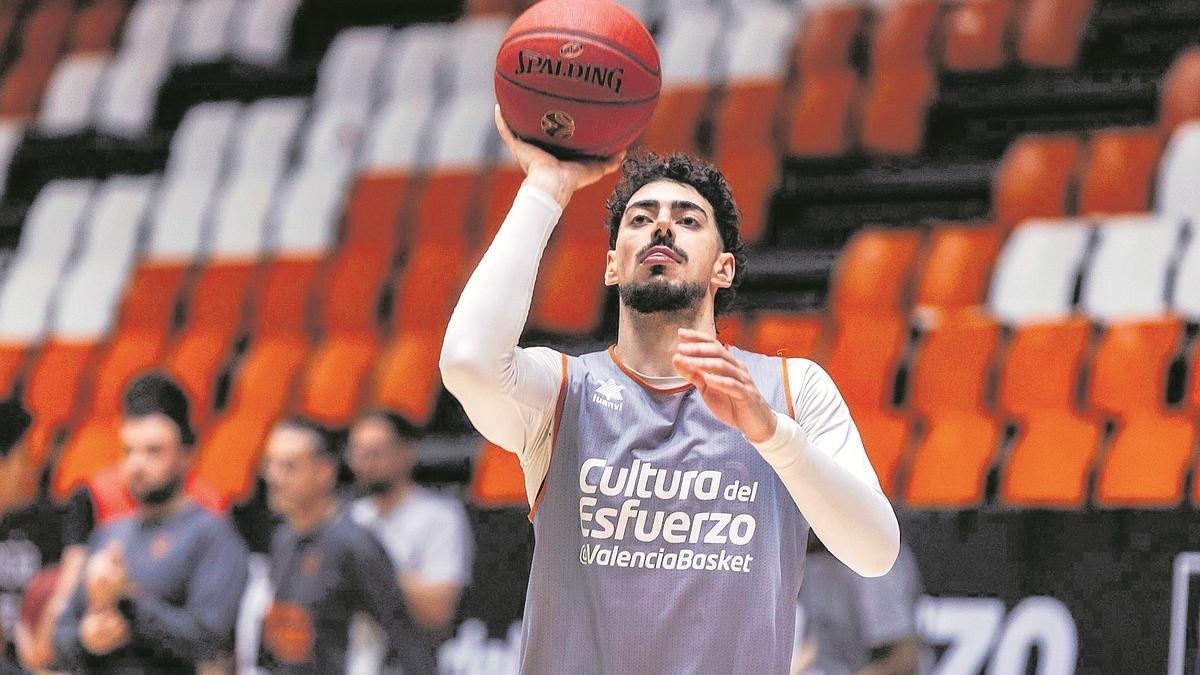 El capitán Josep Puerto, durante el entrenamiento matinal de ayer en la Fonteta.