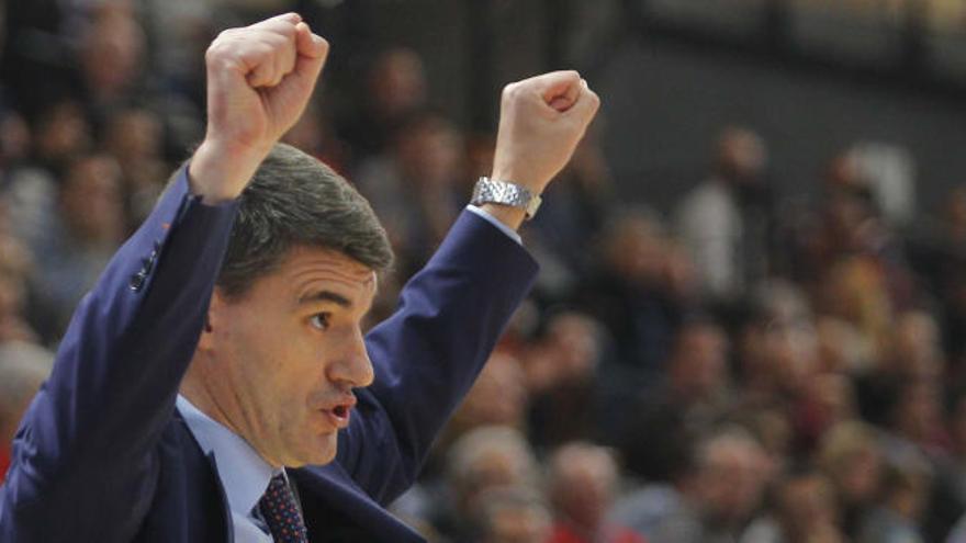 Velimir Perasovic, dirigiendo un encuentro.