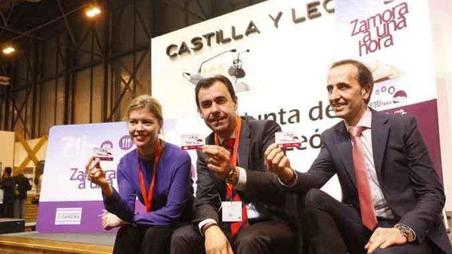 Clara San Damián, Fernando Martínez-Maíllo y José Luis Prieto con la tarjeta turística.