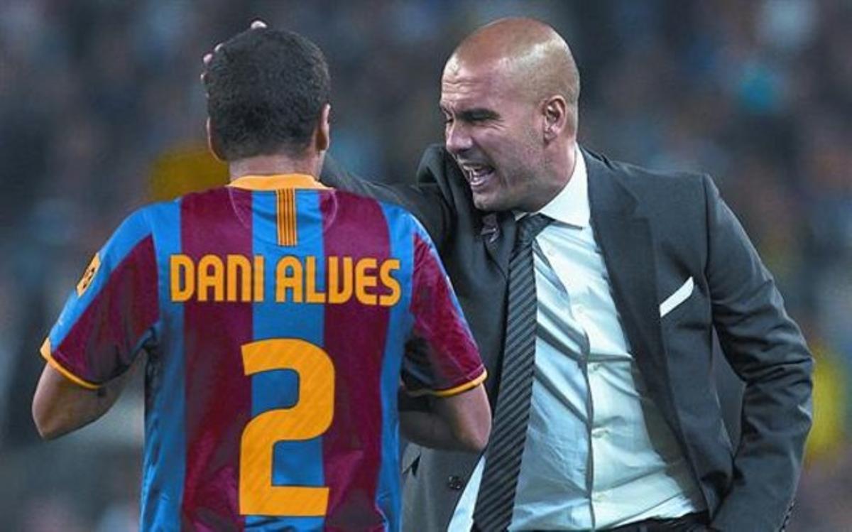 Guardiola dóna instruccions a Alves en un partit del Barça al Camp Nou.