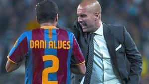 Guardiola dóna instruccions a Alves en un partit del Barça al Camp Nou.