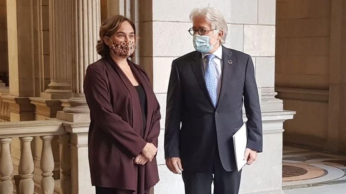 Colau i Sánchez Llibre fumen la pipa de la pau entre l’ajuntament i Foment Colau i Sánchez Llibre fumen la pipa de la pau entre l’ajuntament i Foment