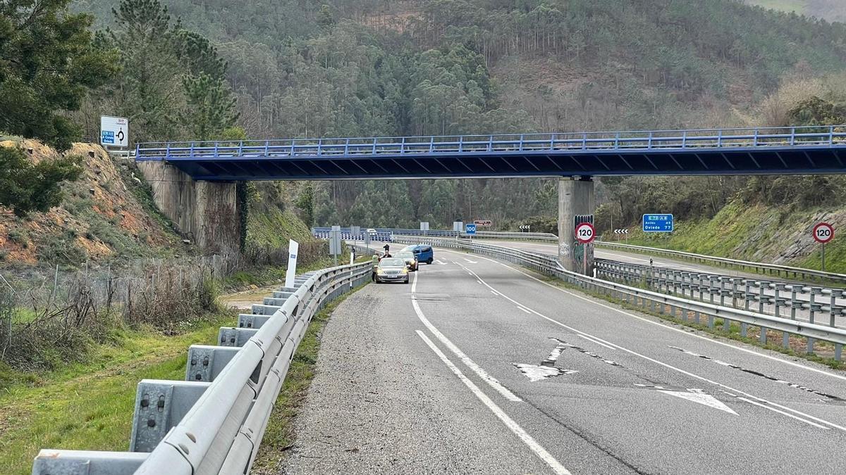 Vista del viaducto con los coches accidentados.