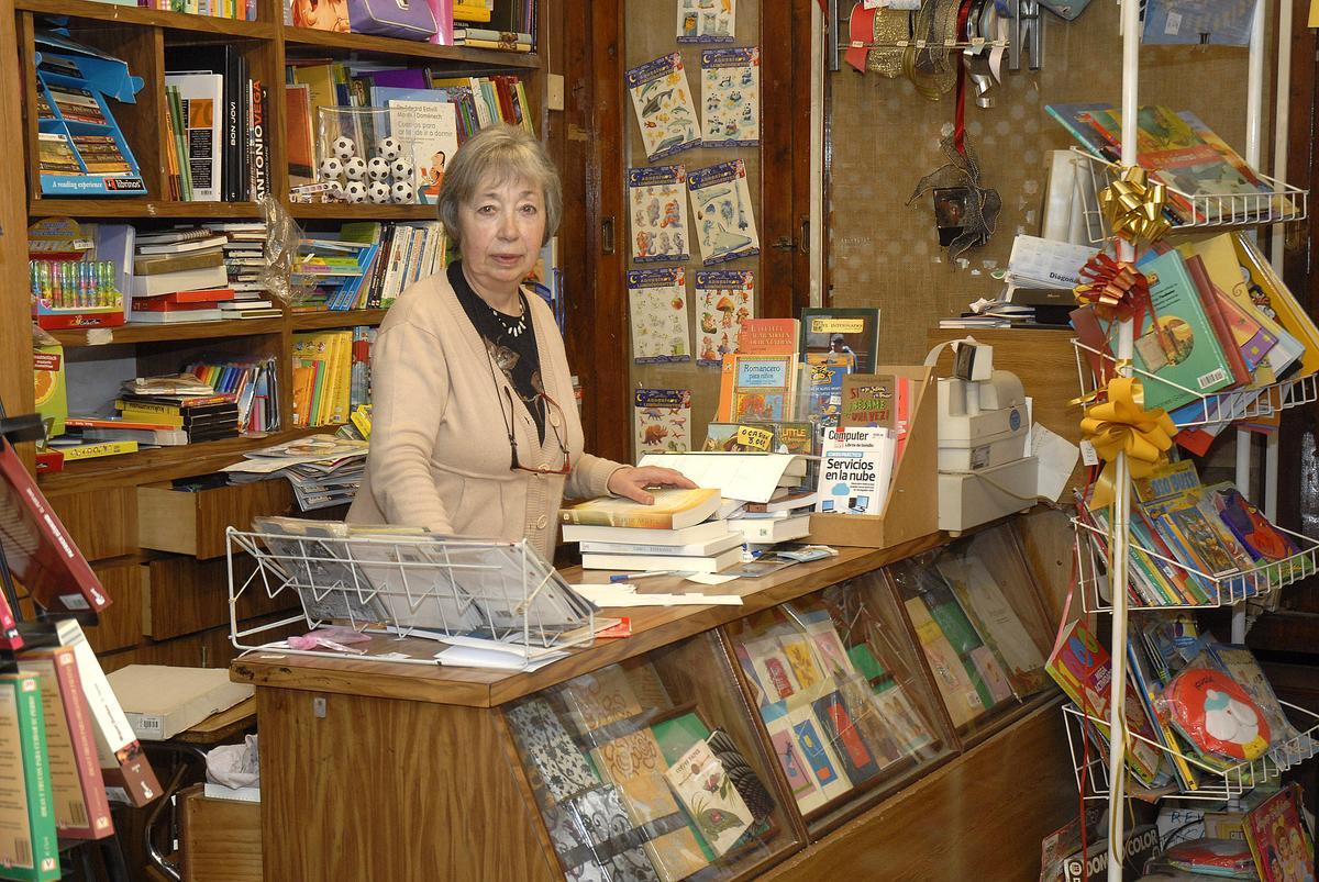 María Luisa González, en la vieja librería poco antes del cierre.