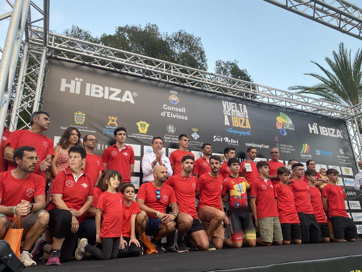 Homenaje del Master Team de Sant Antoni a Bernat Ribas durante la presentación de la Vuelta Cicloturista.
