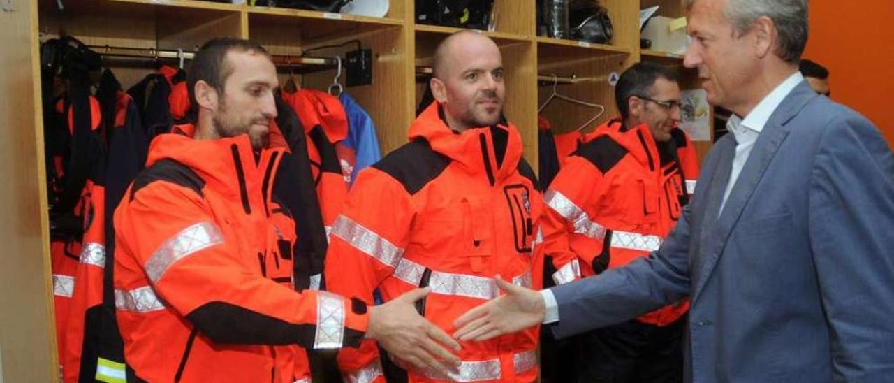 Efectivos de Emerxencias, durante una visita del vicepresidente de la Xunta a su base. // Bernabé/Javier Lalín