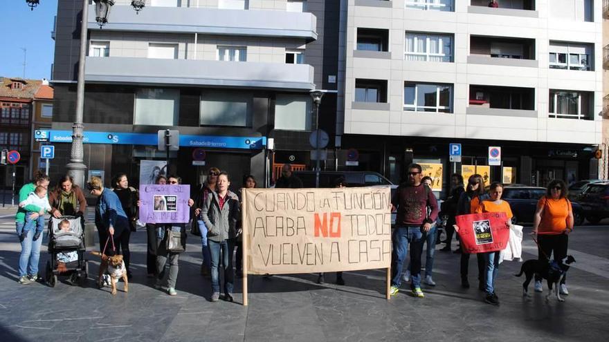 Manifestación en la Pola contra el uso de animales en espectáculos