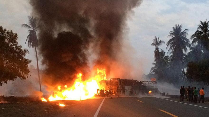 El autobús incendiado por el siniestro registrado en México.