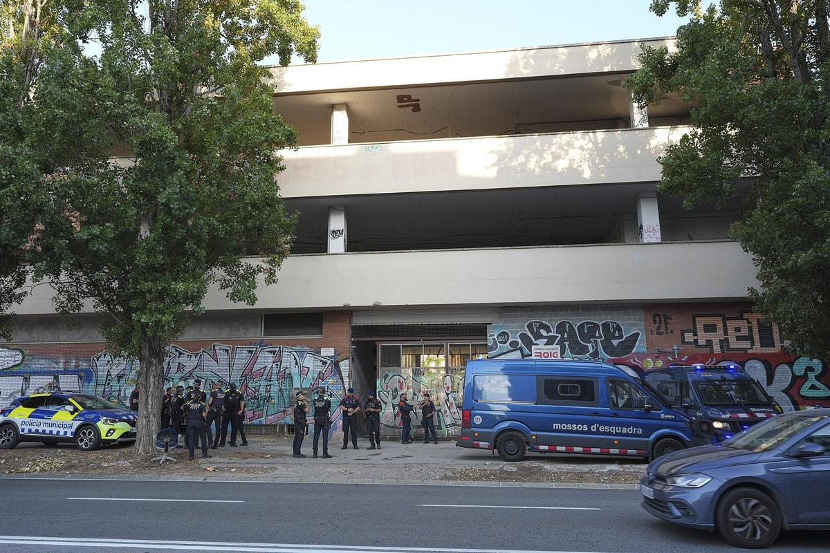 Les imatges del desallotjament de les persones sense llar a l'antiga fàbrica Simon