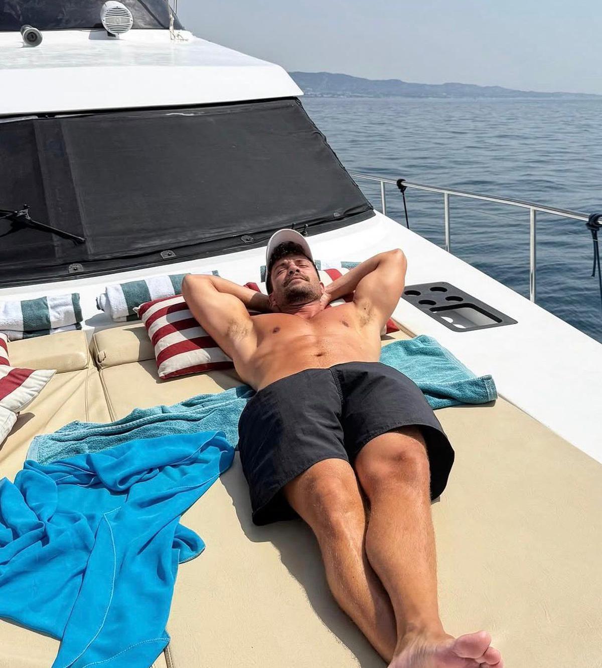 Pablo Alborán disfruta del sol en un yate