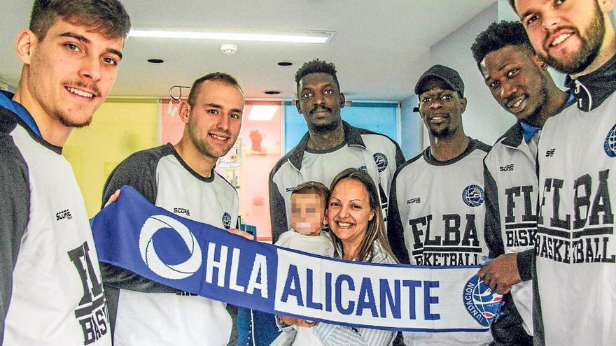 Ortega, Schimdt, Conde, Kingsley, Sidibe y Larsson, en el Hospital de Sant Joan donde hicieron una visita a los niños.