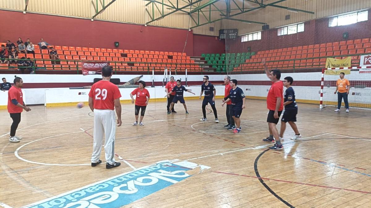 El pabellón La Canaleta (Mislata) aoció los primeros partidos de la Liga de Balonmano Inclusivo.