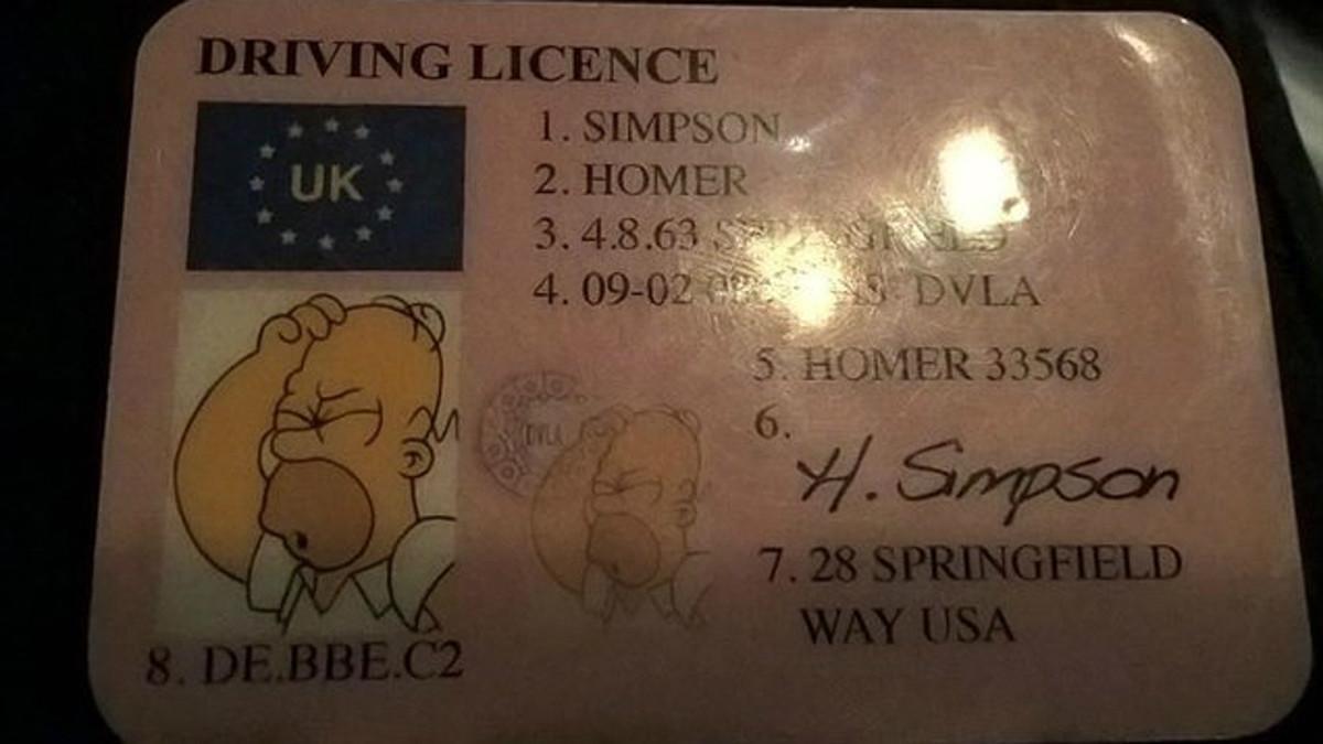 El carnet de conducir falsificado a nombre de Homer Simpson incautado por la policía británica el 15 de marzo del 2018