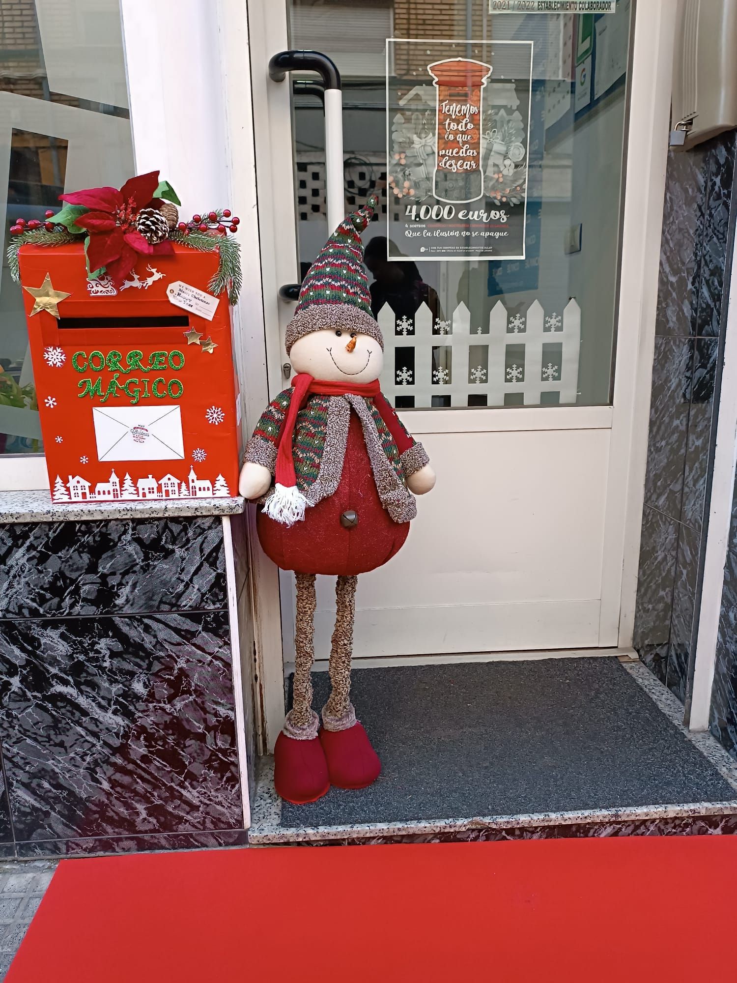 Los comerciantes de Laviana se vuelcan con la Navidad: instalan un centenar de buzones para recibir las cartas de los Reyes Magos y Papá Noel