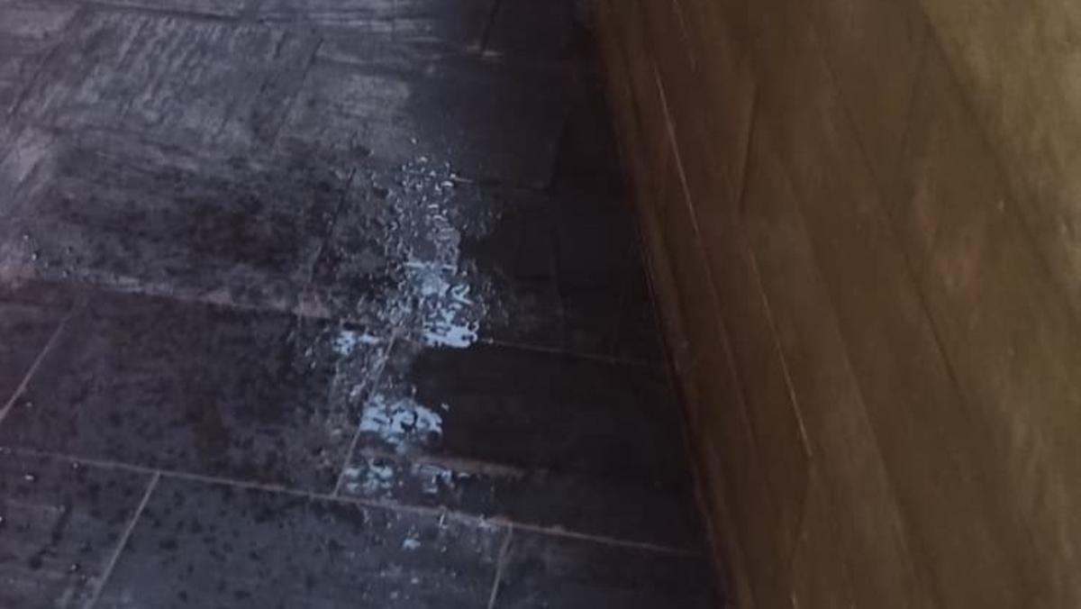 Zona encharcada por las goteras.