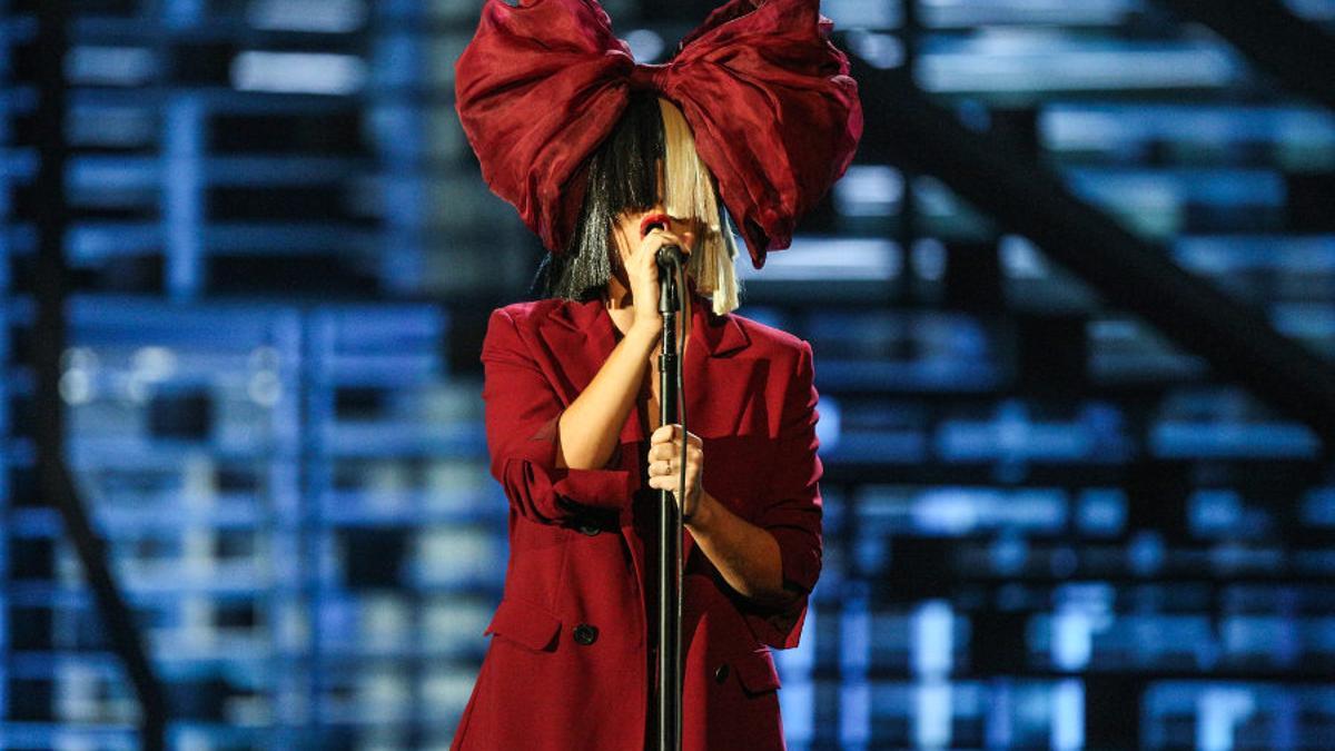 Sia, con una de sus populares pelucas