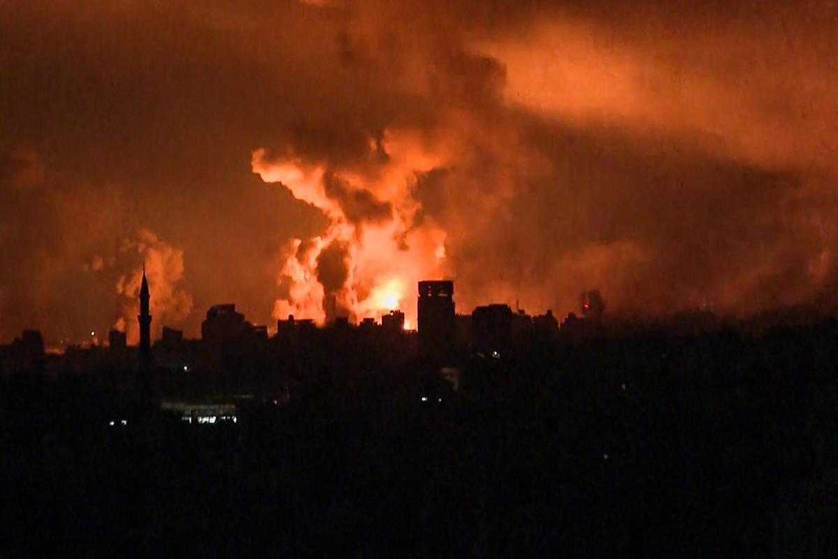 Las llamaradas provocadas por los bombardeos de Israel sobre Gaza, esta madrugada.