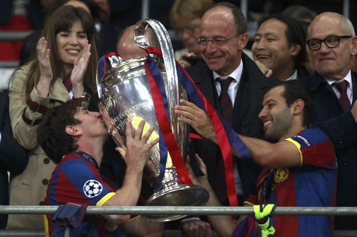 Messi i Mascherano celebren el triomf i sostenen la Copa de Campions.