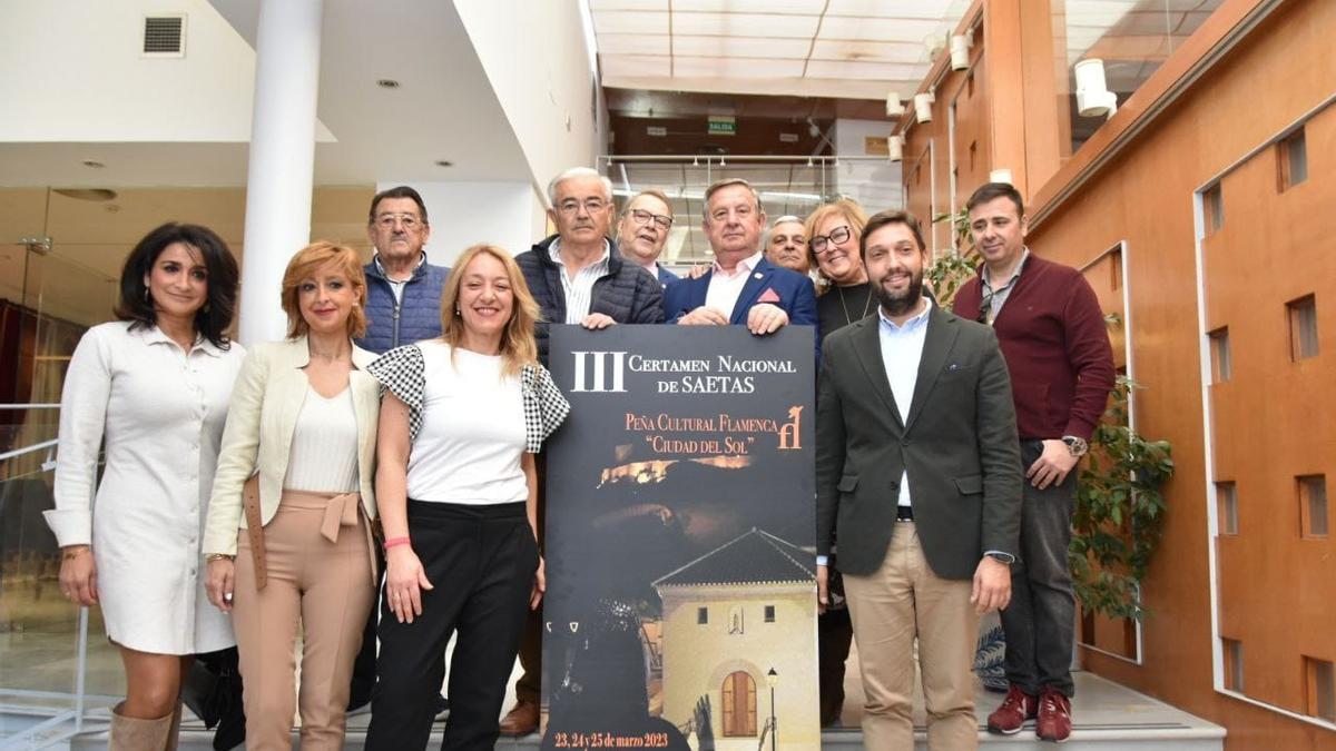 María Ángeles Mazuecos, Cayetano Padilla y Juan Francisco Martínez, centro, con el cartel del certamen de saetas, este martes.