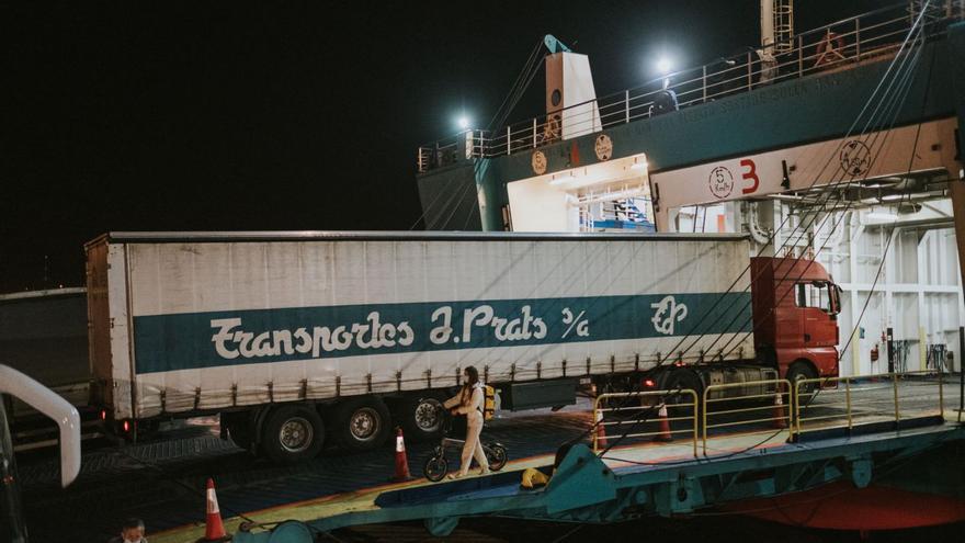 Un tráiler de mercancías en el puerto de Palma.
