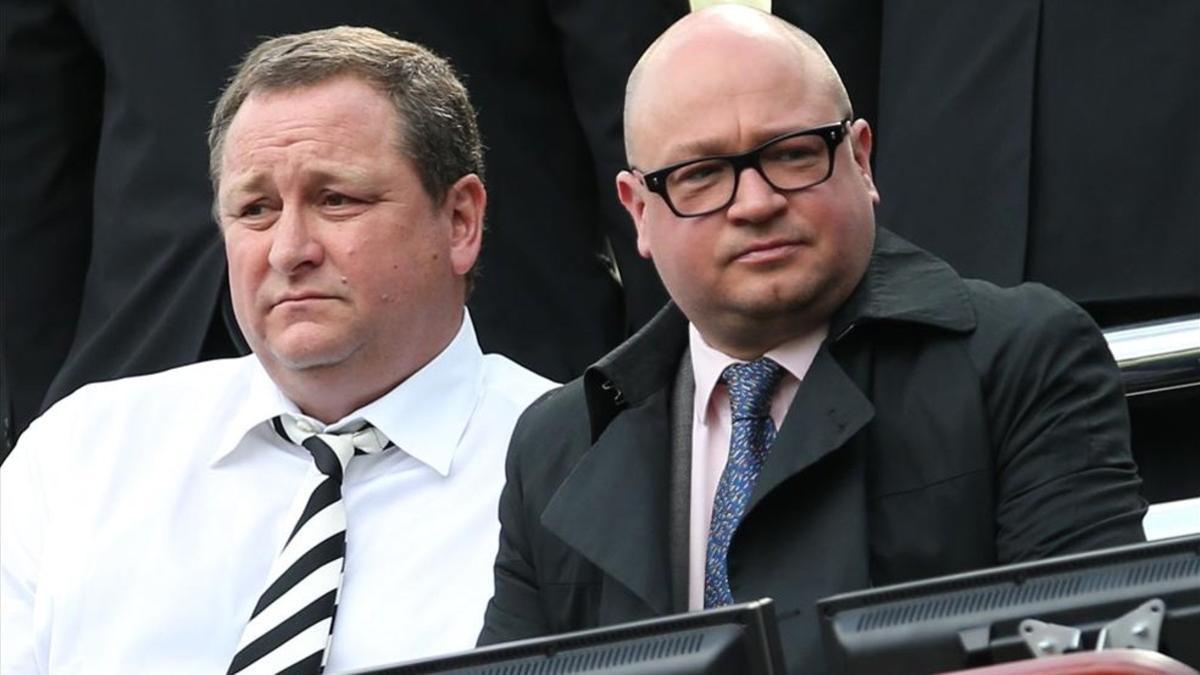 Lee Charnley, director ejecutivo del Newcastle, a la derecha de la imagen