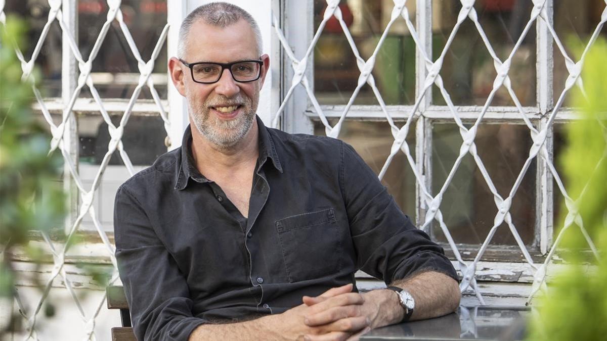 El escritor escocés Graeme Macrae, durante su reciente visita a Barcelona, en La Central de la calle Mallorca.