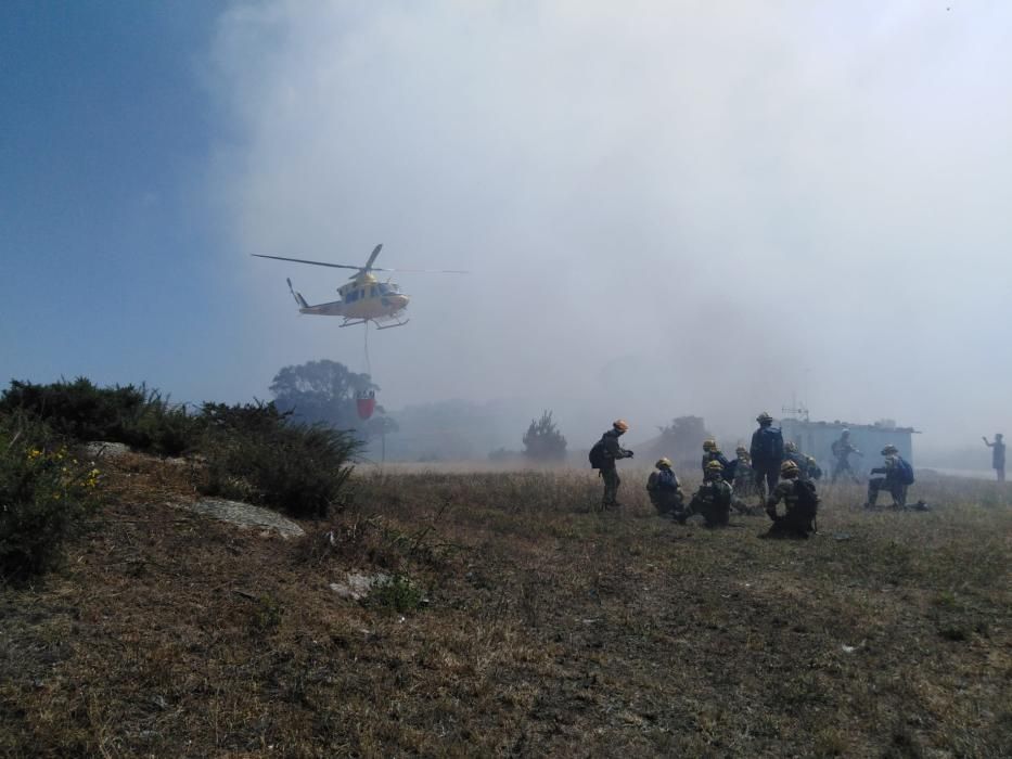 Incendio forestal entre la carretera de Los Fuertes y O Portiño