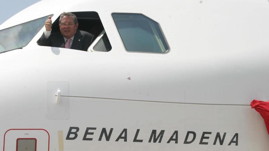 Enrique Bolín, en un avión de Iberia con el nombre de Benalmádena para impulsar su proyección internacional.