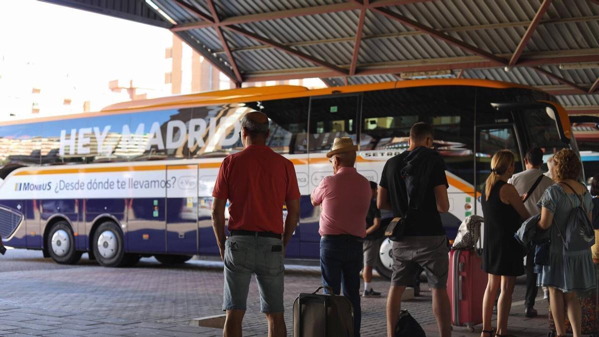 Viajeros a punto de montar en el coche de línea a Madrid.