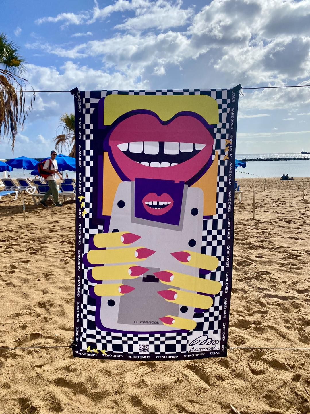 Exposición de toallas en Las Teresitas