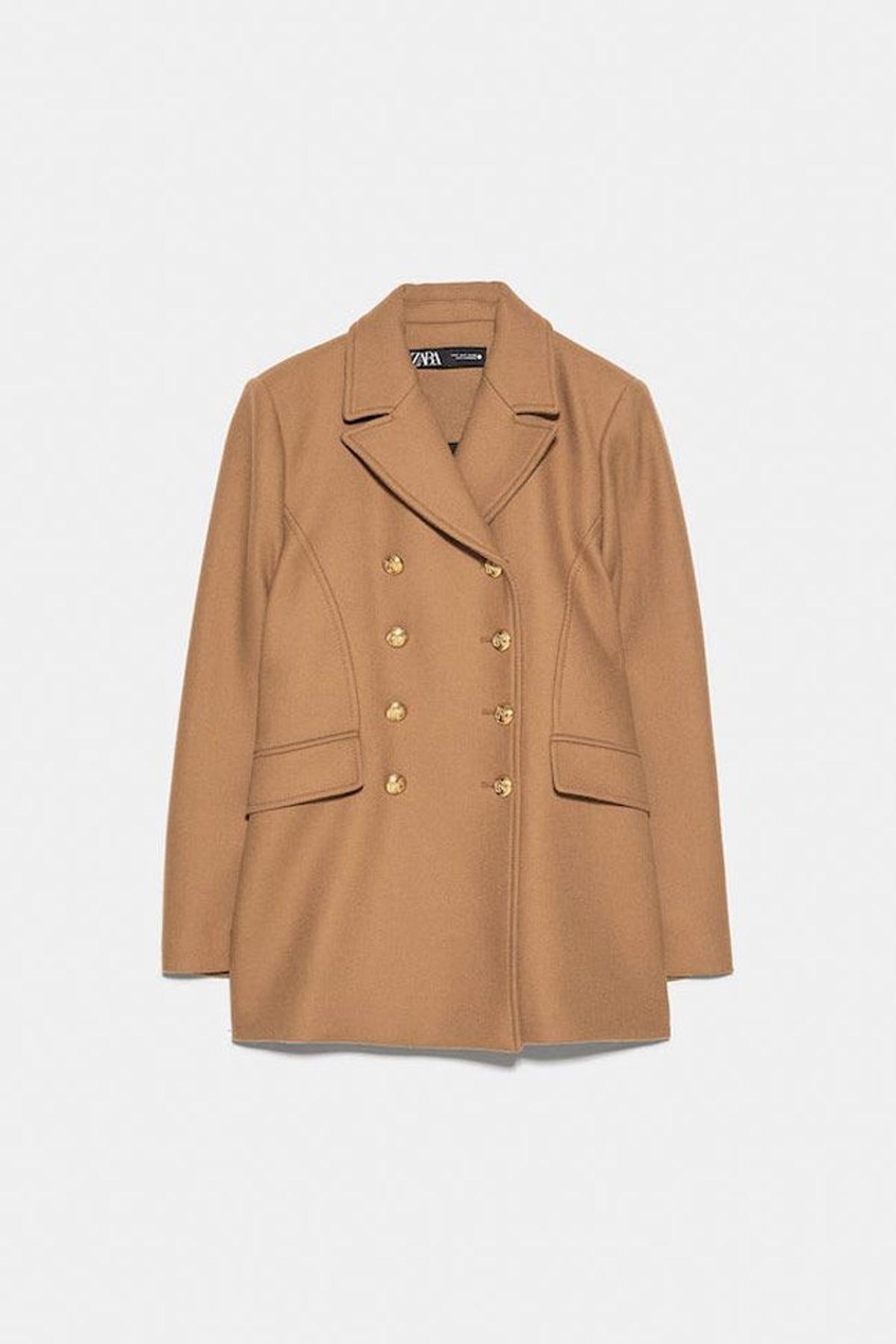 Chaqueta cámel con doble botonadura, de Zara
