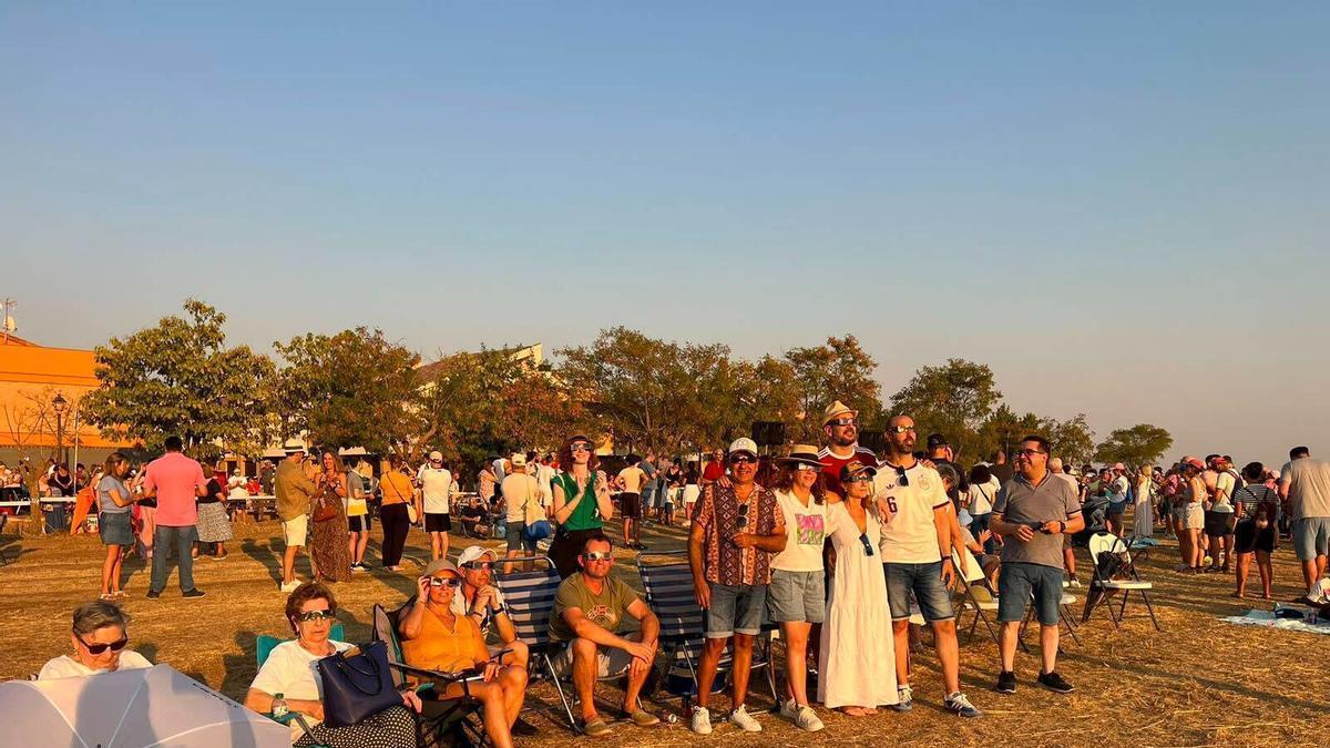 Espectadores del eclipse solar en las Eras del Canto en Toro.