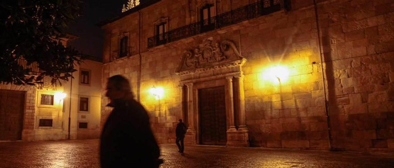 La fachada de la Catedral que da a la Corrada del Obispo, ayer por la noche.