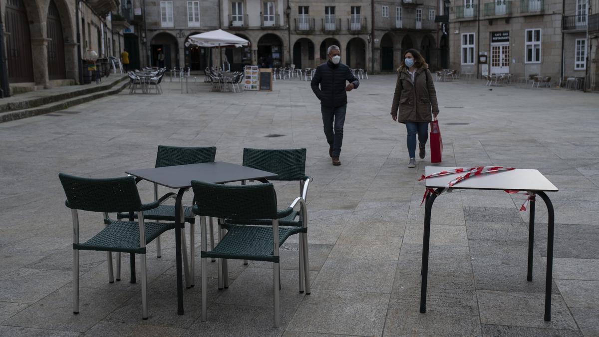 Terrazas en la Praza Maior de Ribadavia, desde ayer con menos aforo.