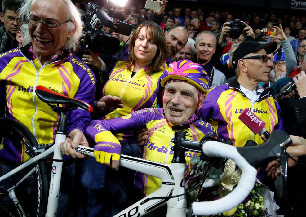 El ciclista francés Robert Marchand, de 105 años, establece el récord para personas de más de cien años al recorrer 22.528 km en menos de hora y media.