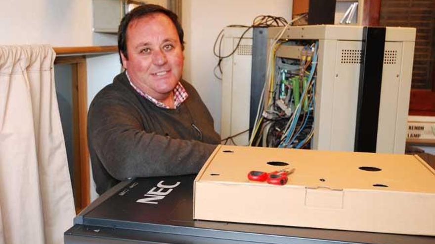 Joan Ferrer 'Lluquinet', responsable de la sala de cine con el nuevo proyector digital.
