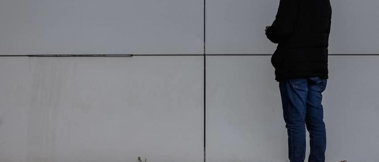 Un visitante, fumándose ayer un cigarrillo debajo de la rampa de acceso a la cafetería de Son Espases.