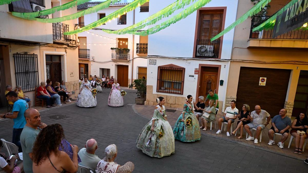 La Nucia se llena de flores y trajes tradicionales en la ofrenda a la Virgen