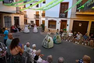 La Nucia se llena de flores y trajes tradicionales en la ofrenda a la Virgen