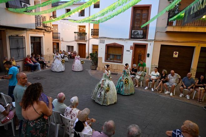 La Nucia se llena de flores y trajes tradicionales en la ofrenda a la Virgen