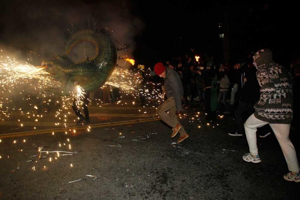 Rund 20.000 Zuschauer verfolgten am Sonntagabend (29.1.) das Spektakel der Teufel und Bestien auf Mallorca, die lärmend und funkensprühend durch Palma zogen. Die Tradition zu Palmas Stadtfest Sant Sebastià war wegen des Unwetters verschoben worden.