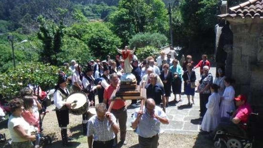 Un momento de la procesión de ayer en Santos Reis.