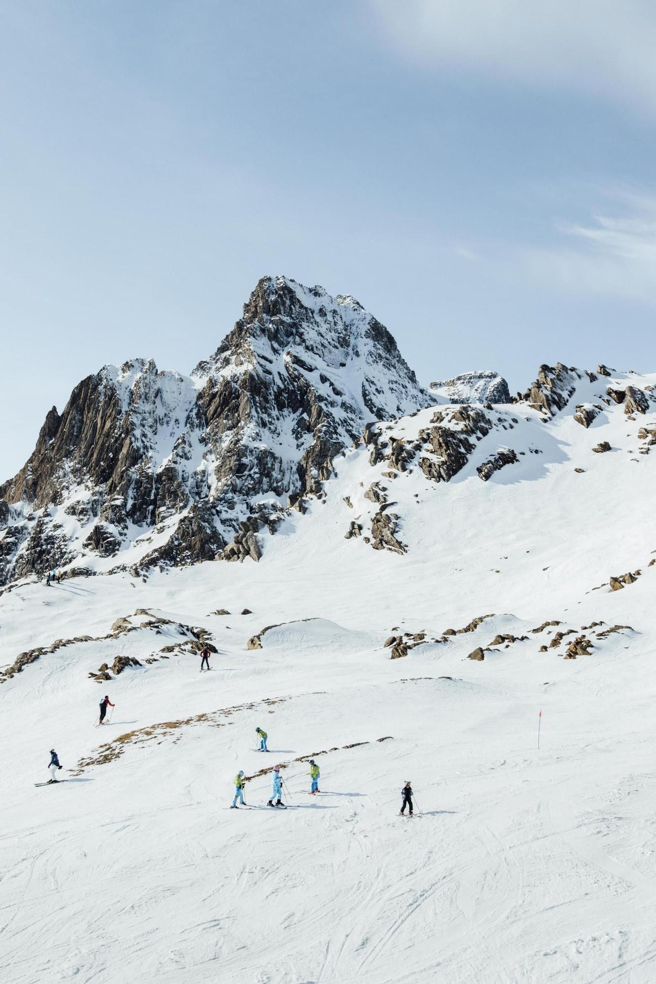 En imágenes | Este es el estado de la estación de esquí de Candanchú el primer día del puente de San Valero