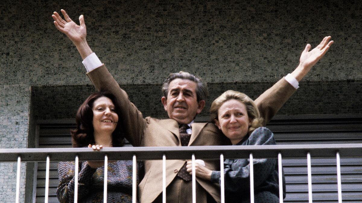 El empresario Luis Suñer, con su esposa y su hija, tras su liberación en abril de 1981.