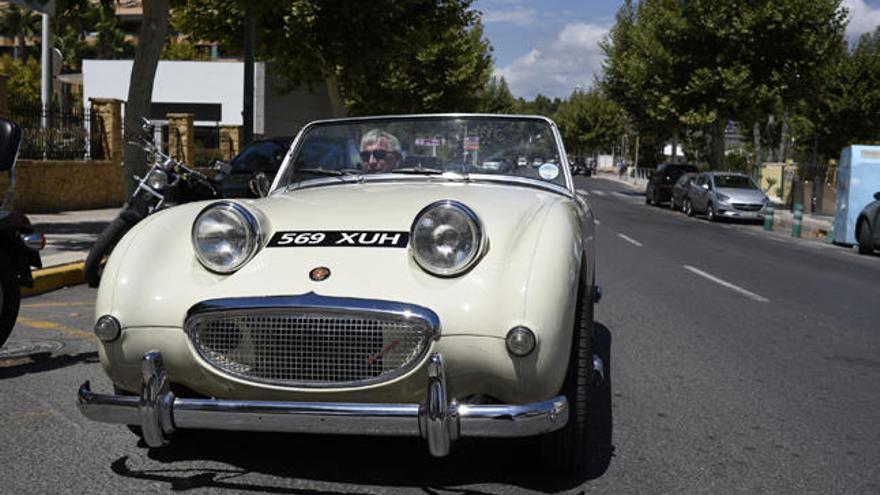 Los coches clásicos recorren l&#039;Albir por sus fiestas