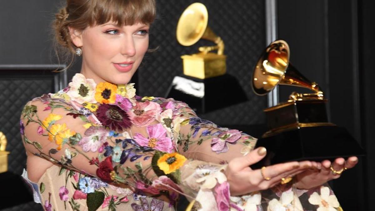 Taylor Swift, con su Grammy a Mejor Álbum del año.